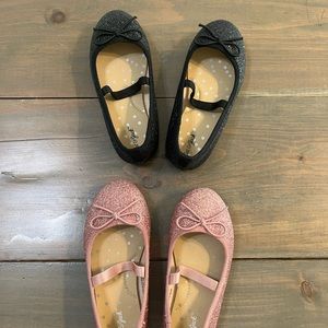 Little girls dress shoes size 9 one black one pink